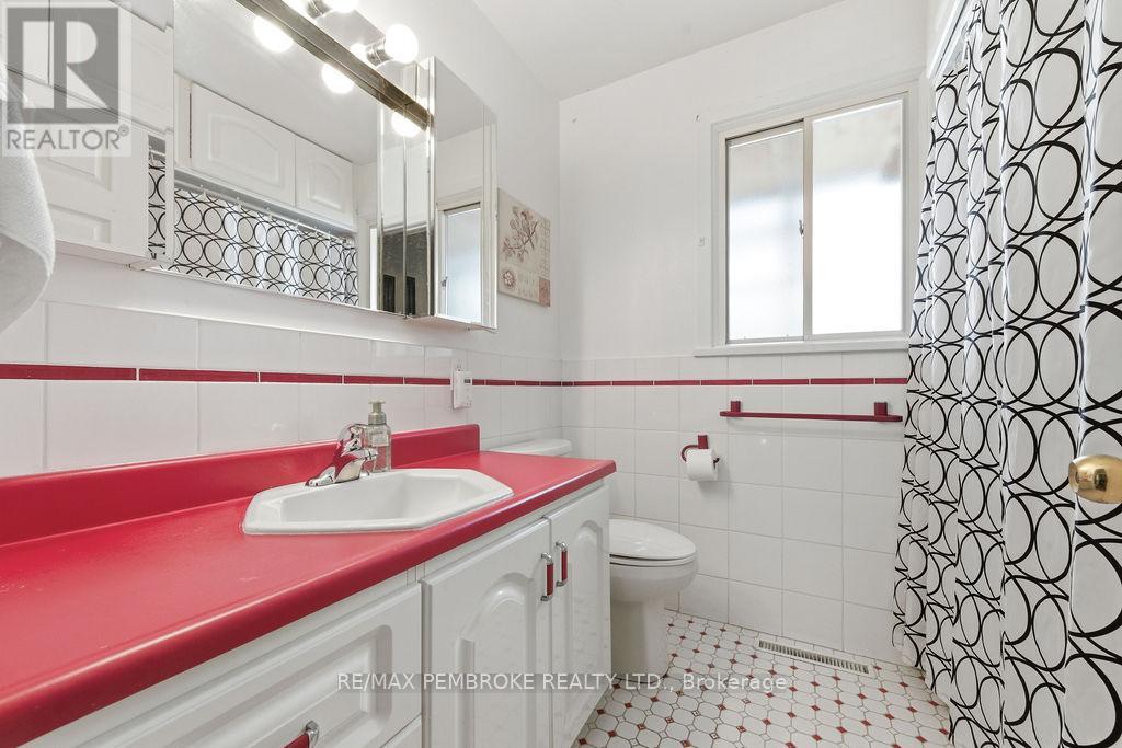 61 Church Street, Laurentian Hills, Ontario  K0J 1J0 - Photo 20 - X12982258