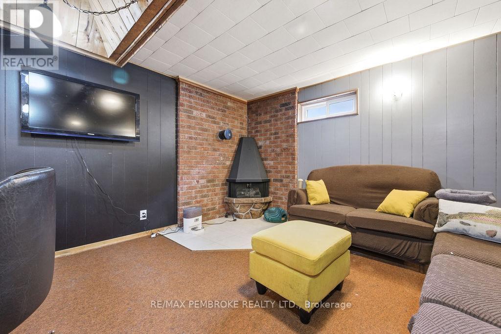 61 Church Street, Laurentian Hills, Ontario  K0J 1J0 - Photo 21 - X12982258