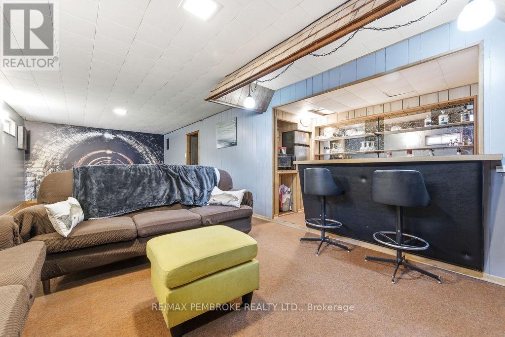 61 Church Street, Laurentian Hills, Ontario  K0J 1J0 - Photo 22 - X12982258