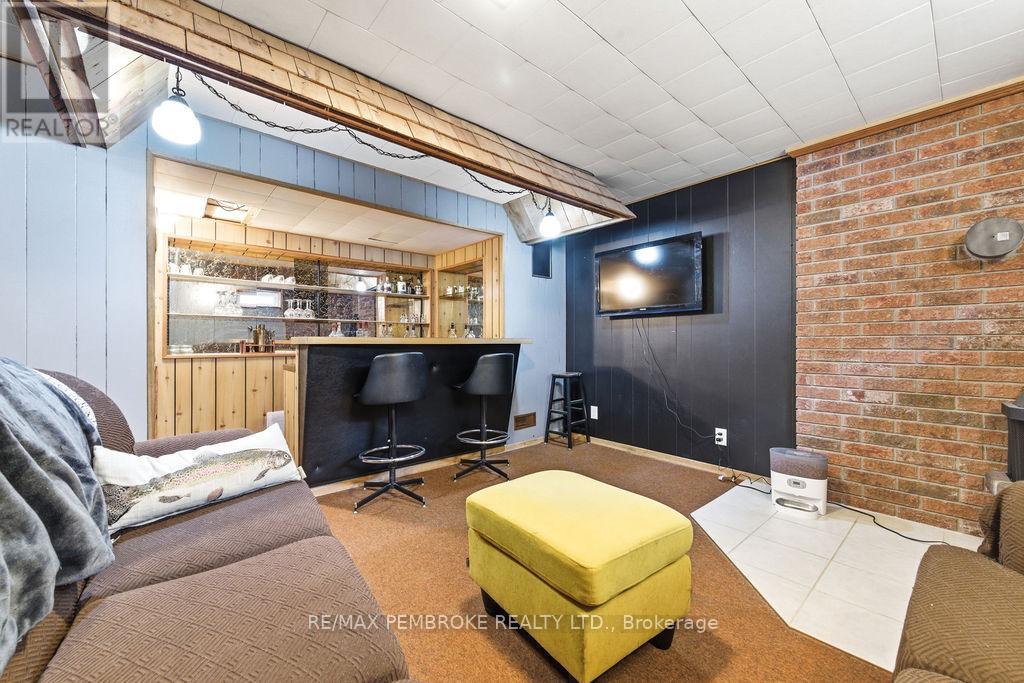 61 Church Street, Laurentian Hills, Ontario  K0J 1J0 - Photo 24 - X12982258