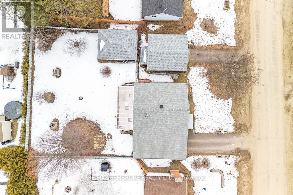 61 Church Street, Laurentian Hills, Ontario  K0J 1J0 - Photo 30 - X12982258