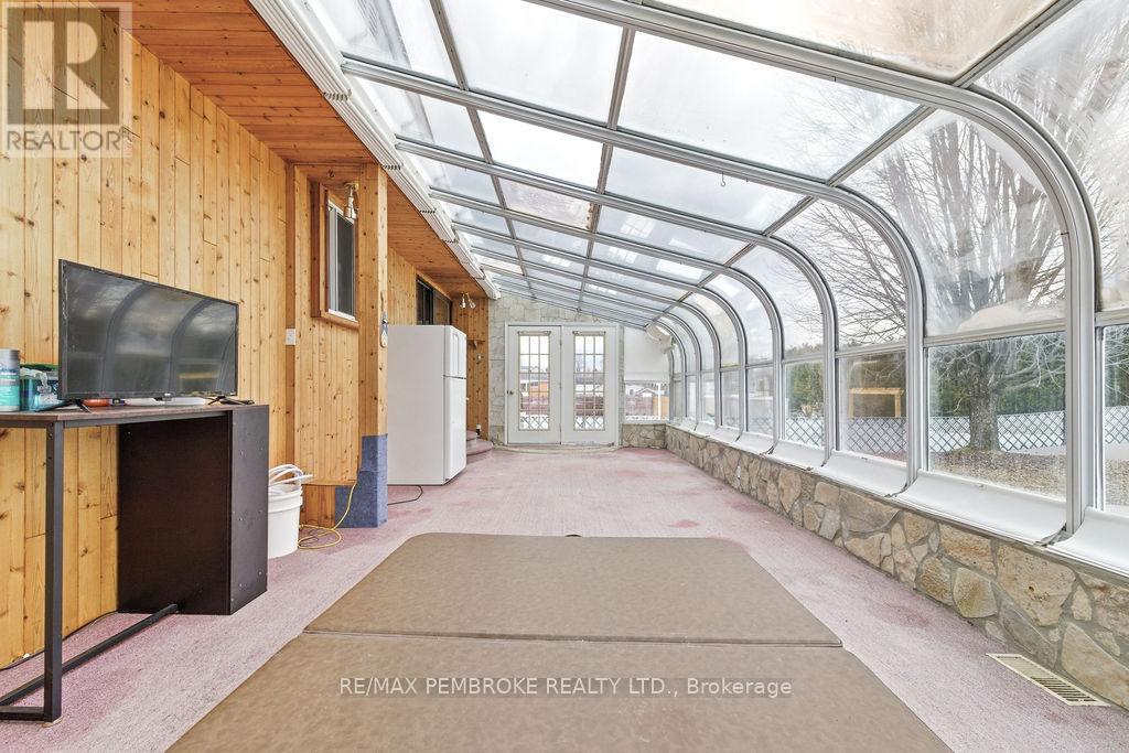 61 Church Street, Laurentian Hills, Ontario  K0J 1J0 - Photo 32 - X12982258