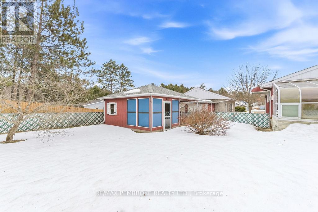 61 Church Street, Laurentian Hills, Ontario  K0J 1J0 - Photo 34 - X12982258