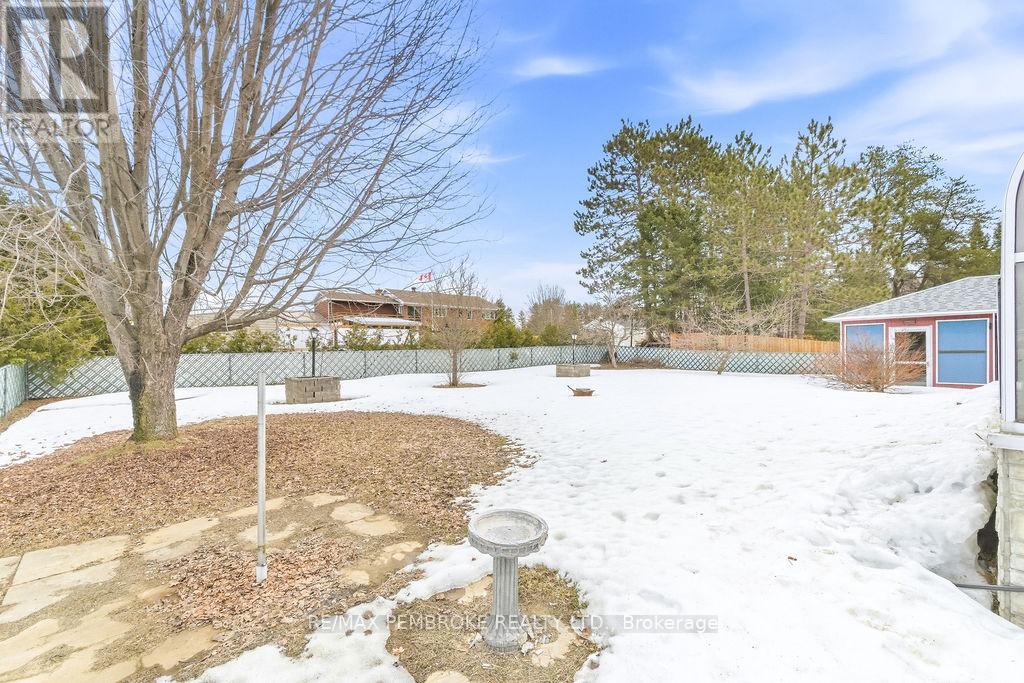 61 Church Street, Laurentian Hills, Ontario  K0J 1J0 - Photo 38 - X12982258