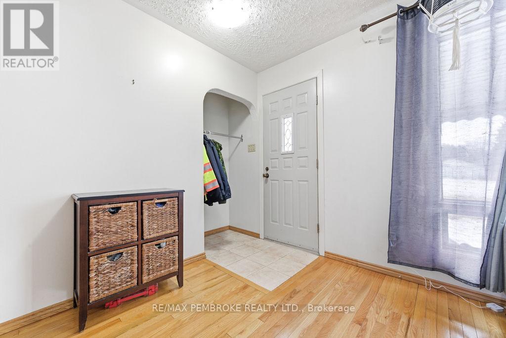 61 Church Street, Laurentian Hills, Ontario  K0J 1J0 - Photo 4 - X12982258