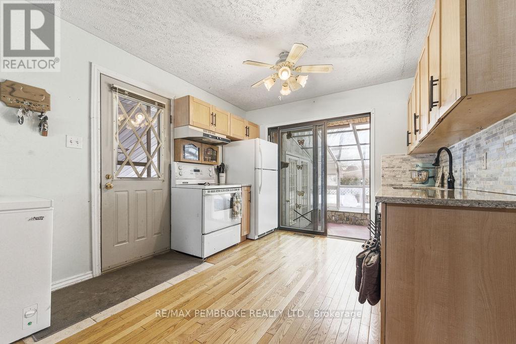 61 Church Street, Laurentian Hills, Ontario  K0J 1J0 - Photo 5 - X12982258