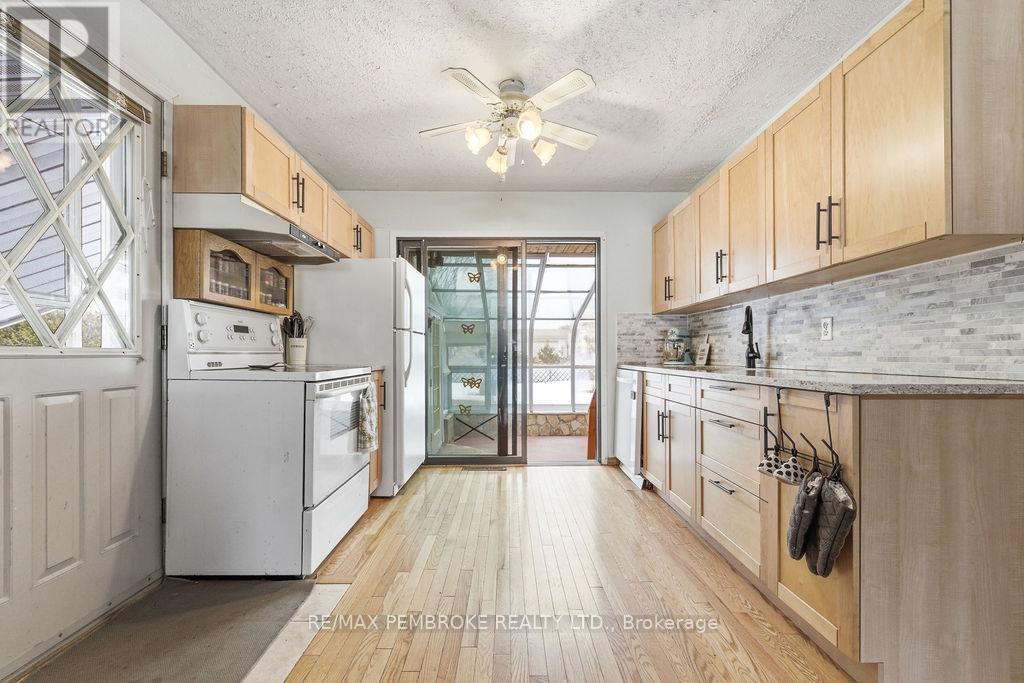 61 Church Street, Laurentian Hills, Ontario  K0J 1J0 - Photo 6 - X12982258