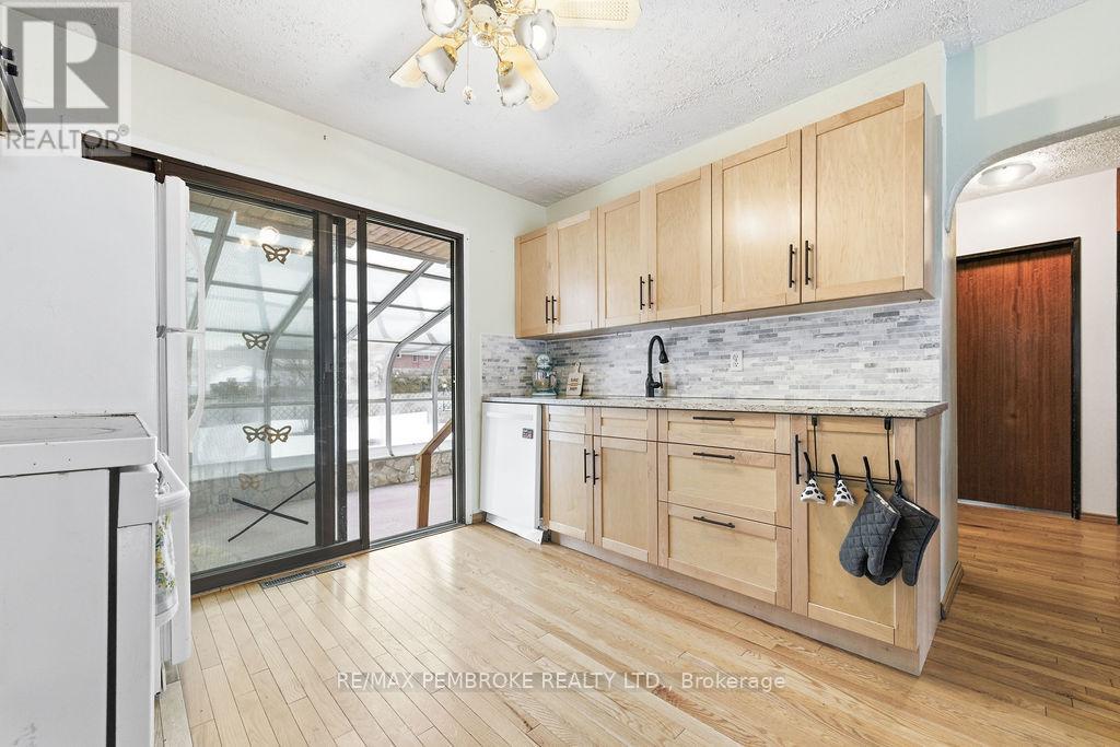 61 Church Street, Laurentian Hills, Ontario  K0J 1J0 - Photo 7 - X12982258