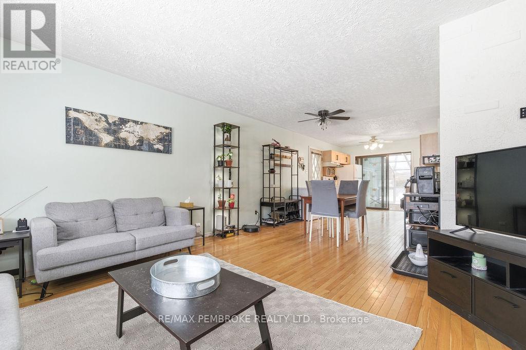 61 Church Street, Laurentian Hills, Ontario  K0J 1J0 - Photo 8 - X12982258