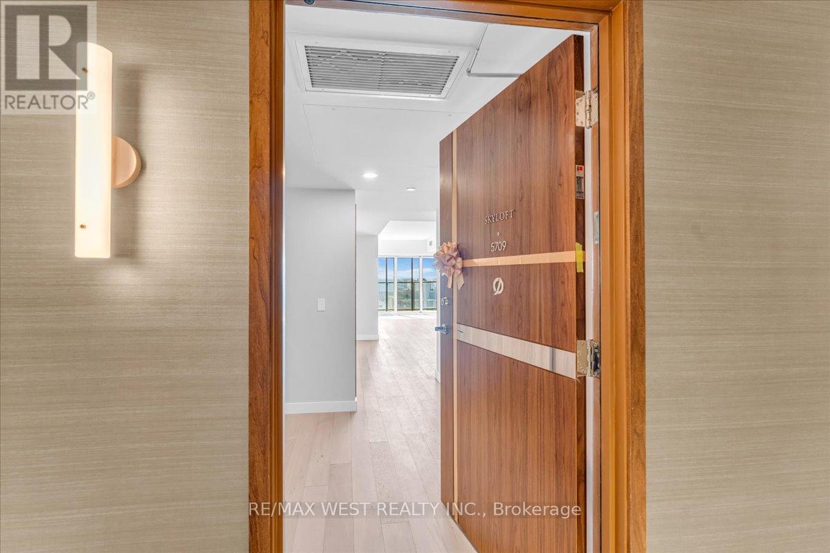 5709 - 1 Concord Cityplace Way, Toronto, Ontario  M5V 0X3 - Photo 2 - C12982098