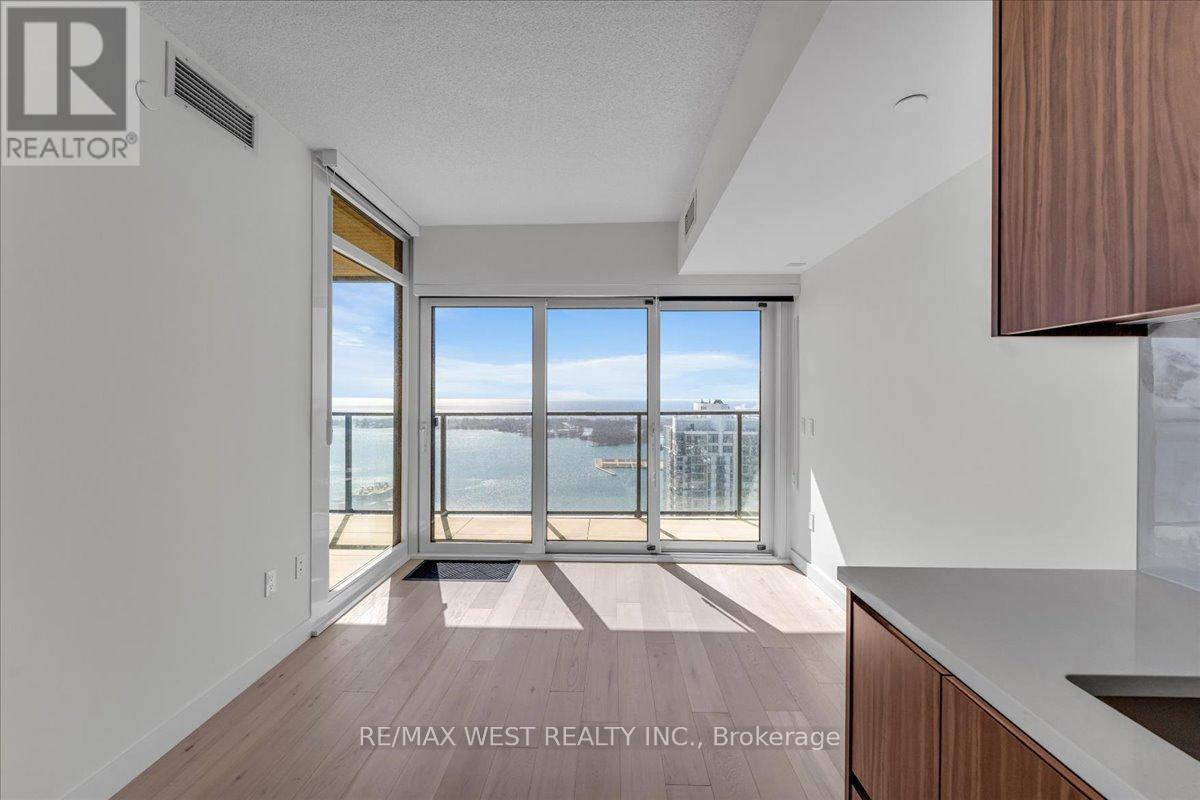 5709 - 1 Concord Cityplace Way, Toronto, Ontario  M5V 0X3 - Photo 9 - C12982098