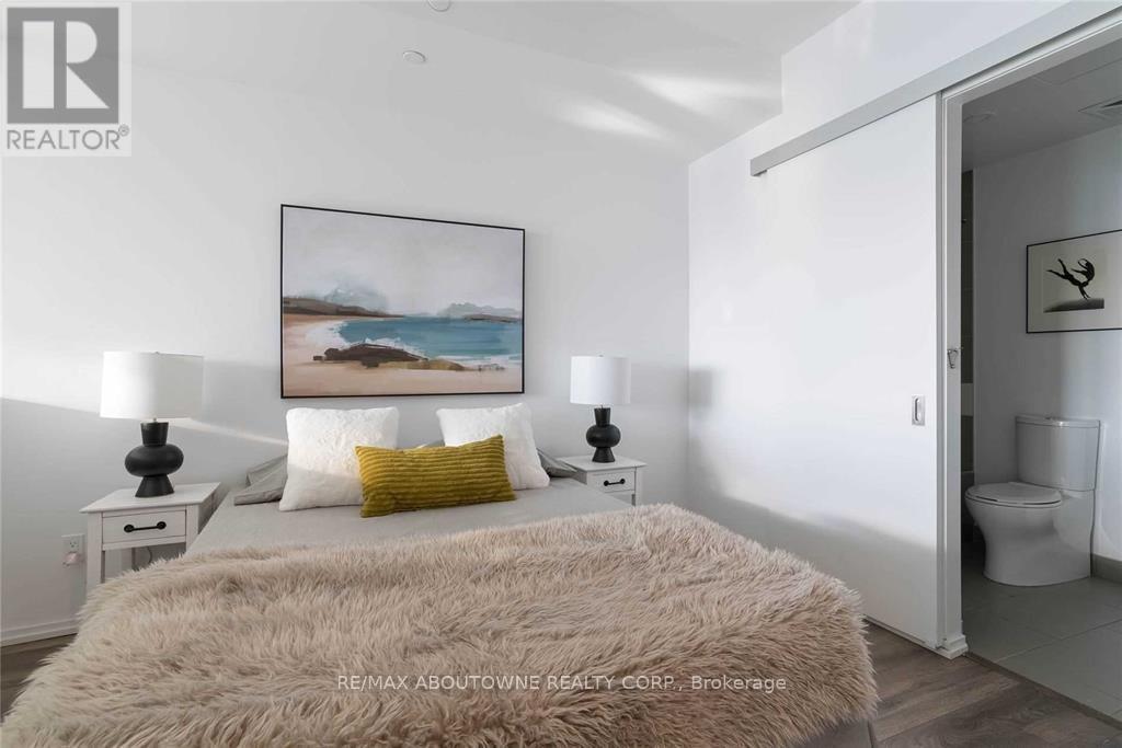 1811 - 197 Yonge Street, Toronto, Ontario  M5B 0C1 - Photo 9 - C12982294