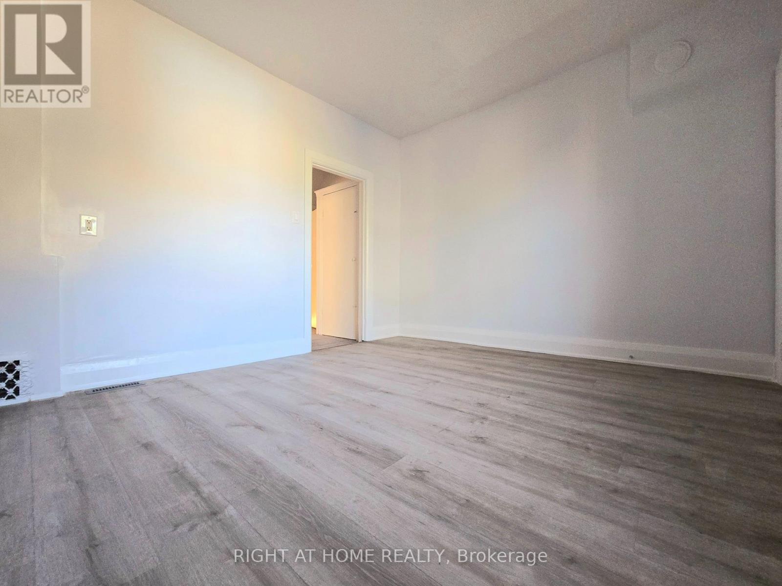 Main - 685 Greenwood Avenue, Toronto, Ontario  M4J 4B6 - Photo 4 - E12982178