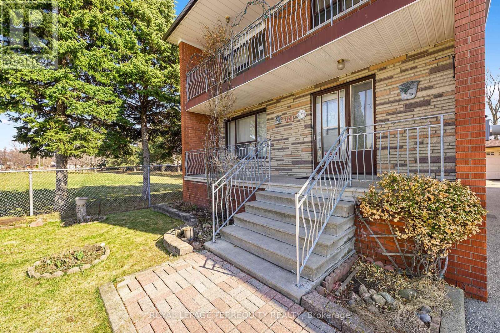 141 Harding Avenue, Toronto, Ontario  M6M 3A7 - Photo 2 - W12800622