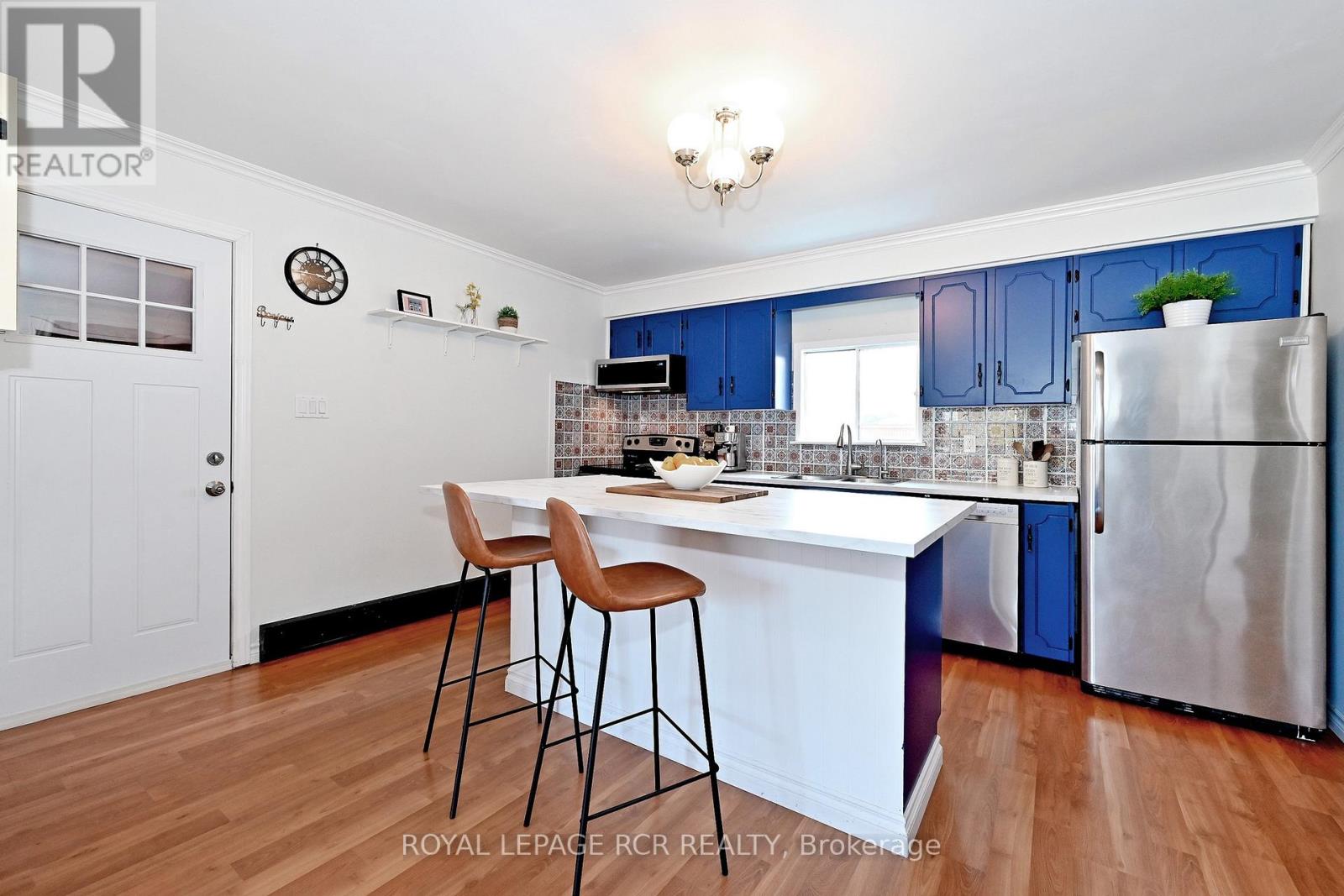 993 Barton Avenue, Georgina, Ontario  L4P 3E9 - Photo 10 - N12981912