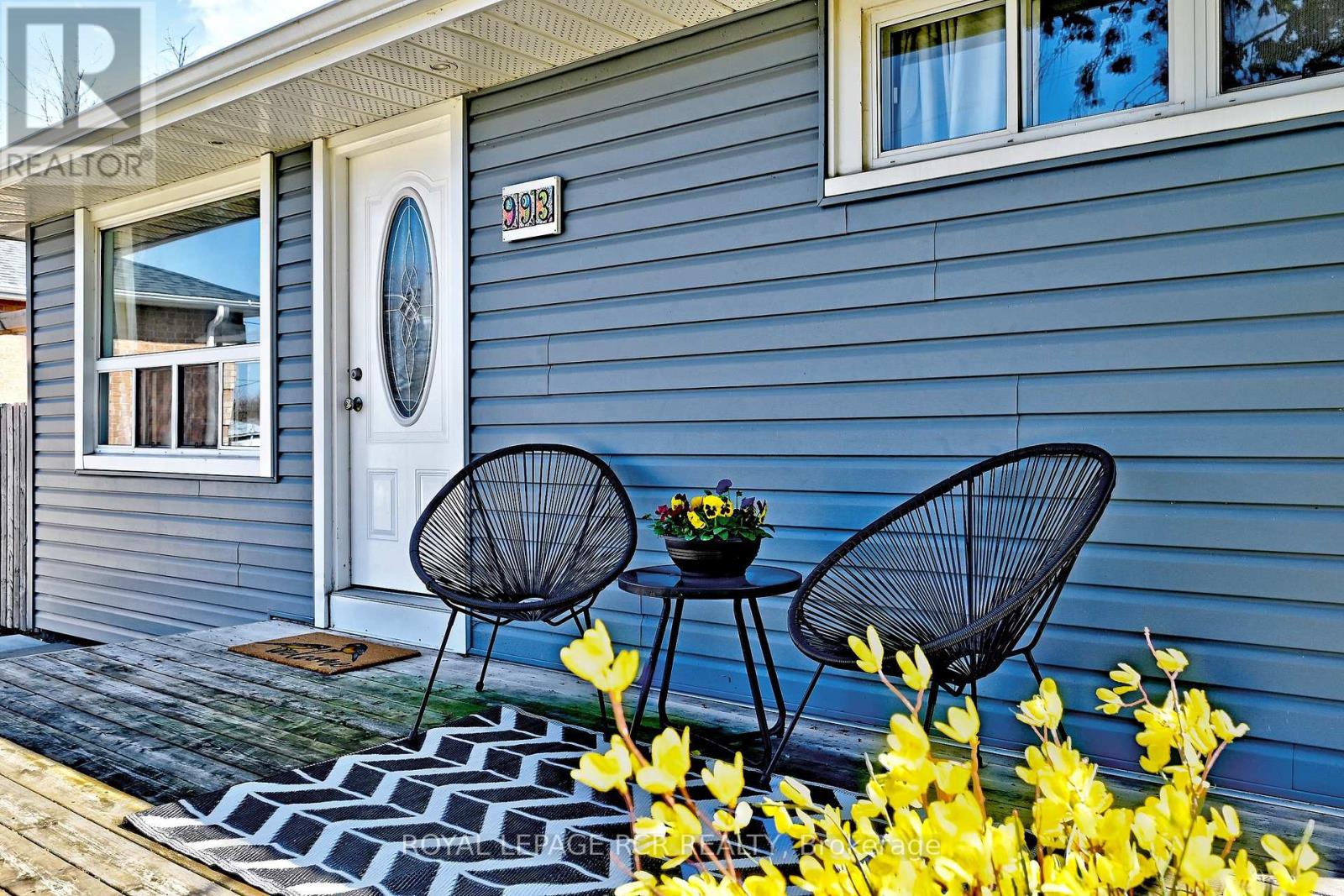 993 Barton Avenue, Georgina, Ontario  L4P 3E9 - Photo 3 - N12981912