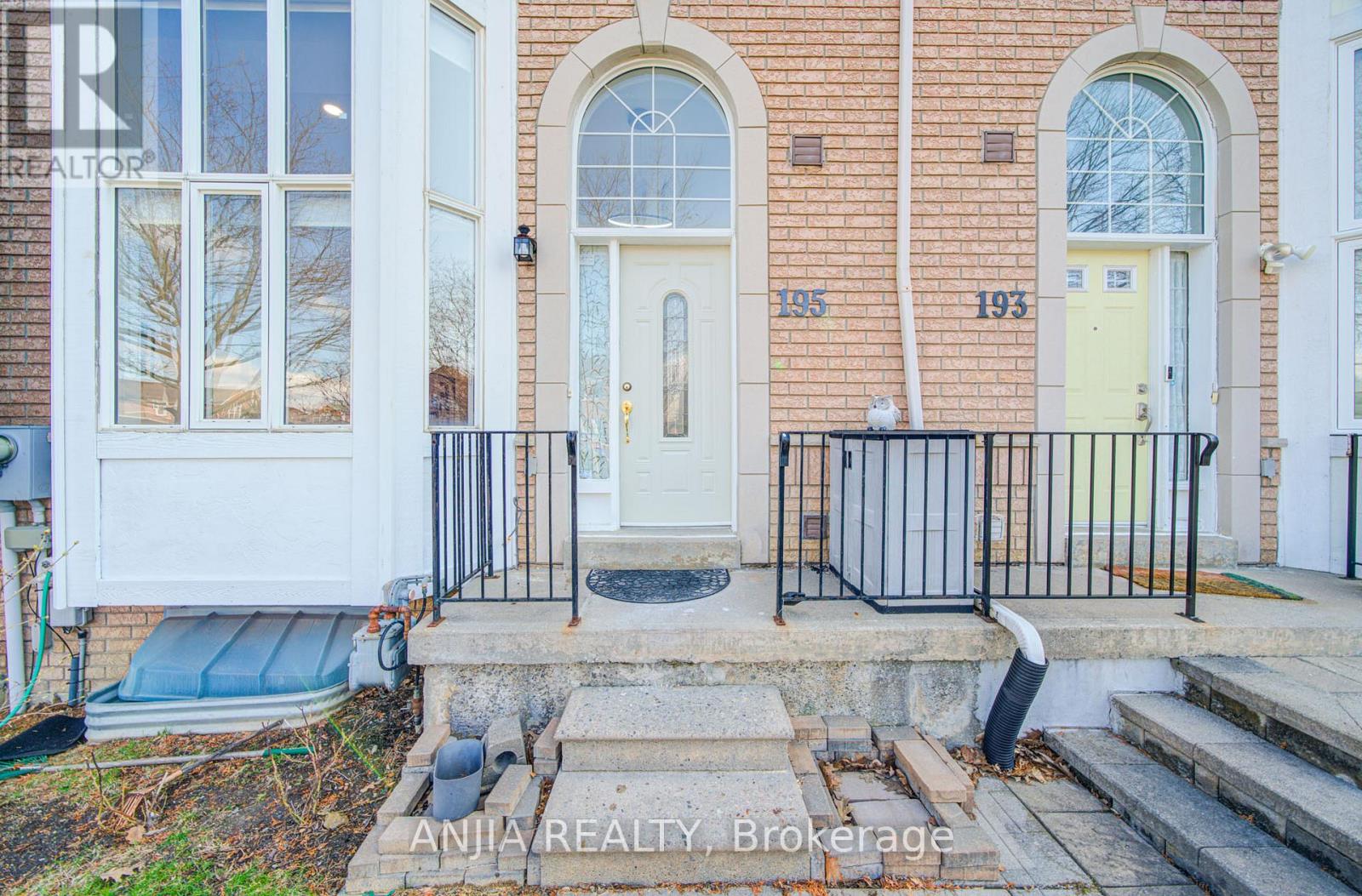 195 Shirley Drive, Richmond Hill, Ontario  L4S 1T3 - Photo 3 - N12981928