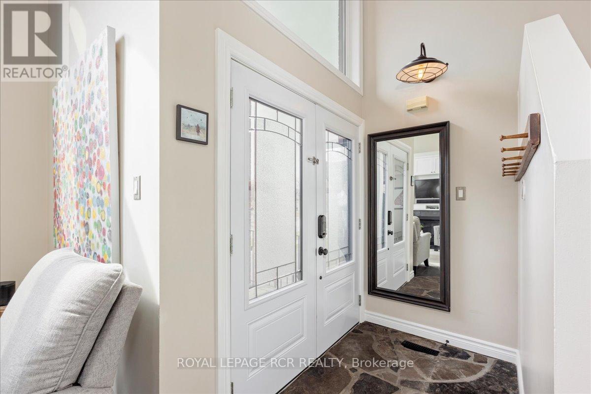 2 Royal Amber Crescent, East Gwillimbury (Mt Albert), Ontario L0G 1M0 - Photo 3 - N12981982