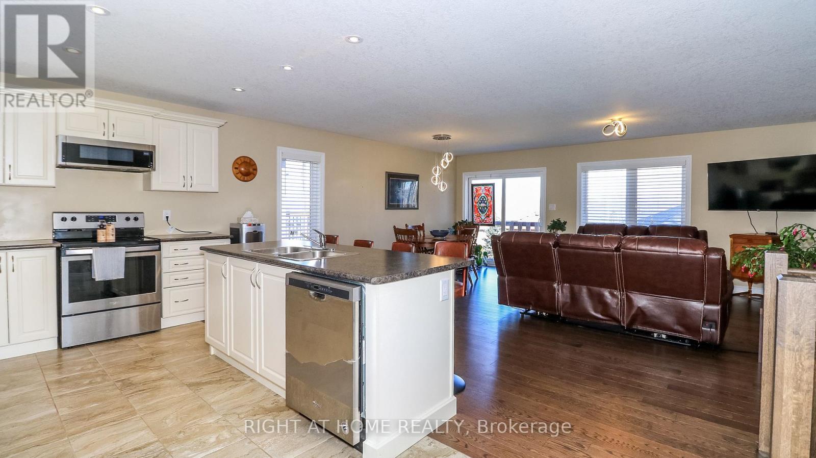 28 Hunter Avenue, Tay (Victoria Harbour), Ontario  L0K 2A0 - Photo 4 - S12982060