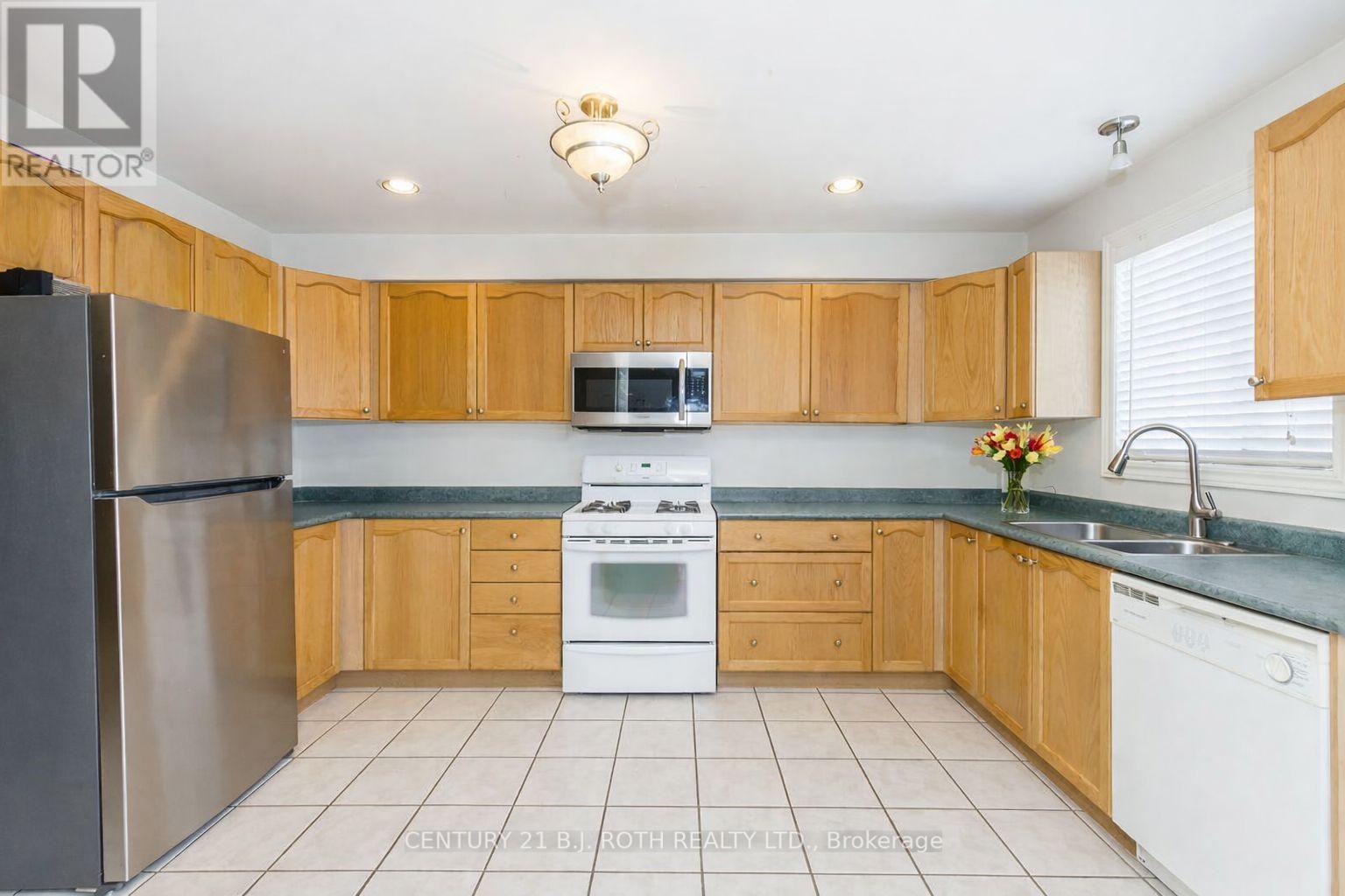 212 Pringle Drive, Barrie, Ontario  L4N 0P5 - Photo 5 - S12982148