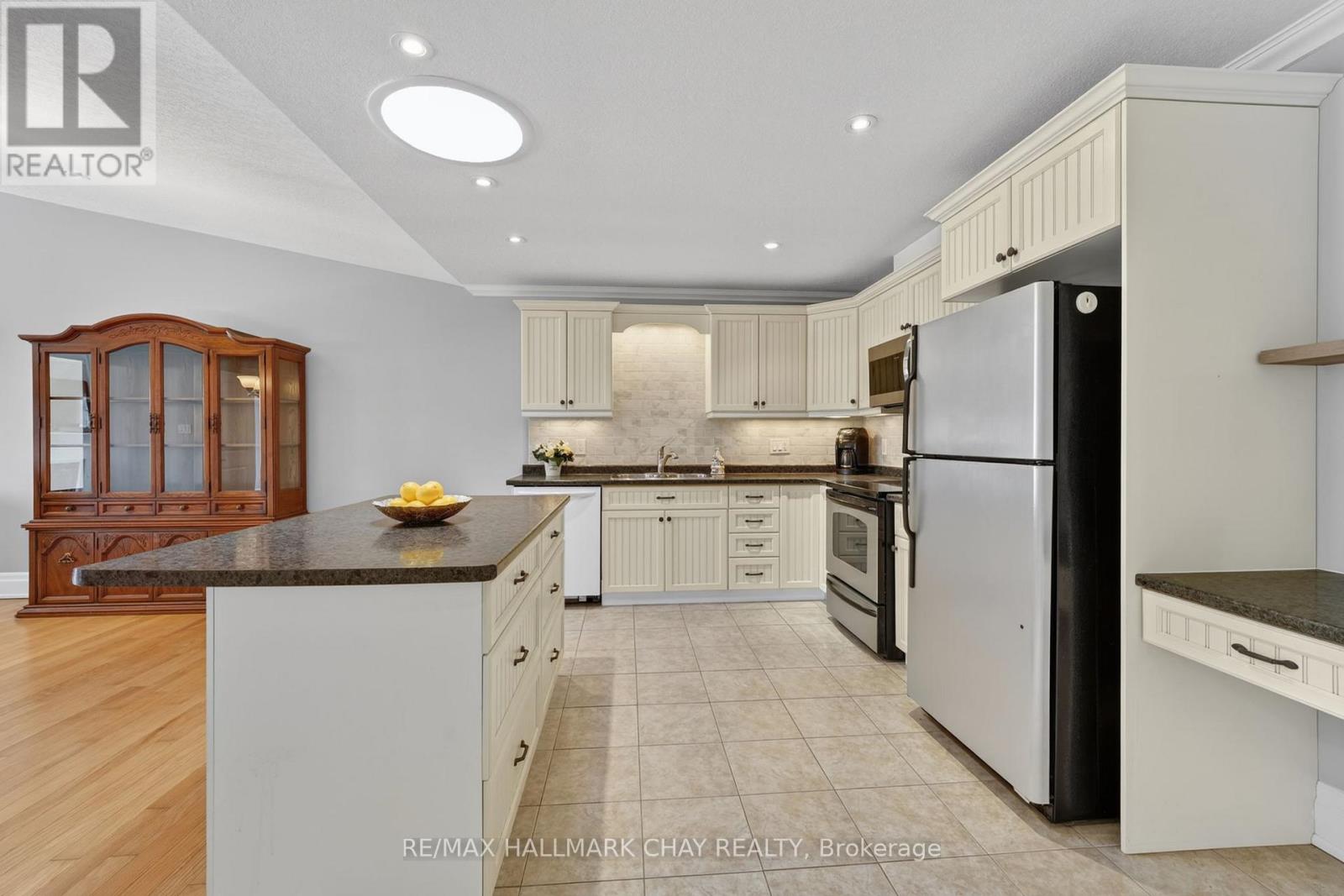 19 Greenway Drive, Wasaga Beach, Ontario  L9Z 2W9 - Photo 5 - S12982246