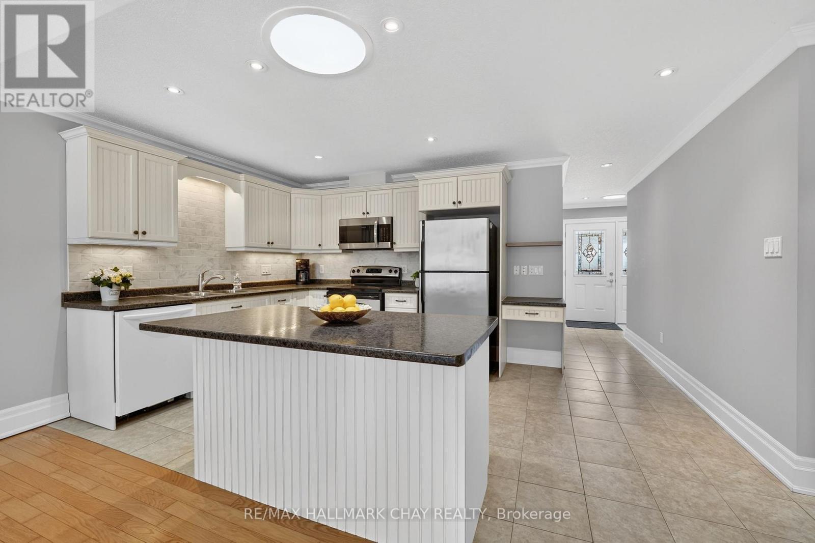 19 Greenway Drive, Wasaga Beach, Ontario  L9Z 2W9 - Photo 6 - S12982246