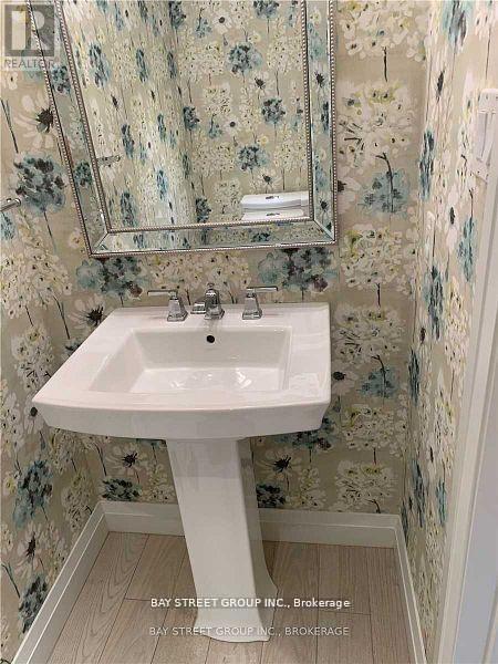 615 Summer Park Crescent, Mississauga, Ontario  L5B 4E8 - Photo 3 - W12981914