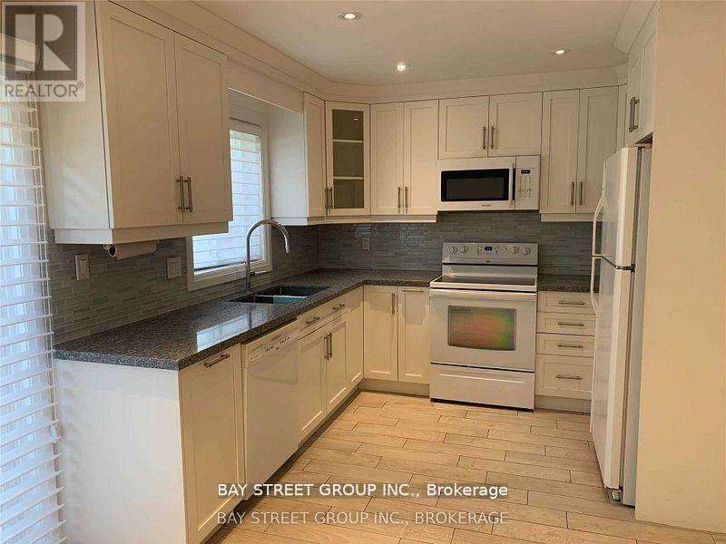 615 Summer Park Crescent, Mississauga, Ontario  L5B 4E8 - Photo 4 - W12981914