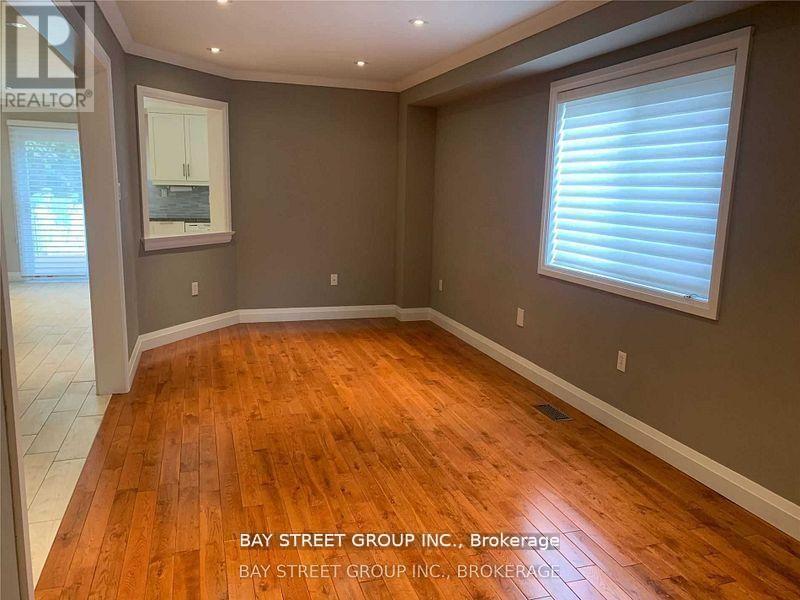 615 Summer Park Crescent, Mississauga, Ontario  L5B 4E8 - Photo 7 - W12981914