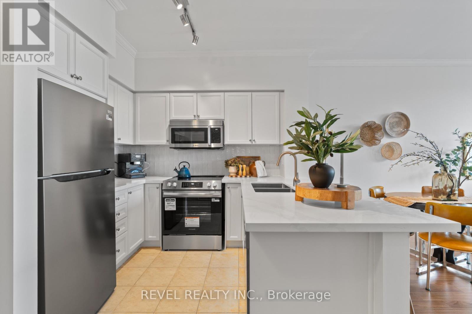 303 - 5 Marine Parade Drive, Toronto (Mimico), Ontario  M8V 4B4 - Photo 2 - W12981936