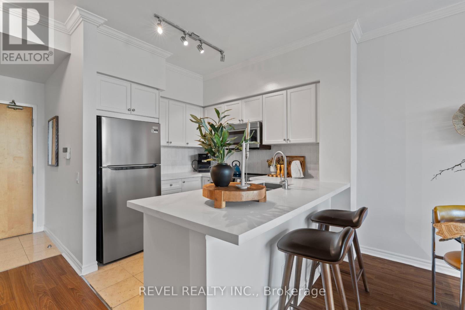 303 - 5 Marine Parade Drive, Toronto (Mimico), Ontario  M8V 4B4 - Photo 3 - W12981936