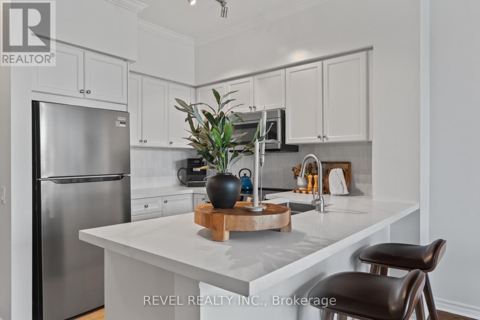 303 - 5 Marine Parade Drive, Toronto (Mimico), Ontario  M8V 4B4 - Photo 4 - W12981936