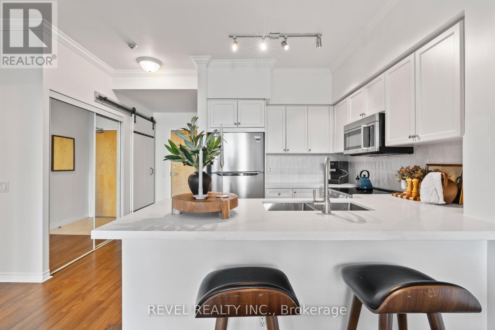 303 - 5 Marine Parade Drive, Toronto (Mimico), Ontario  M8V 4B4 - Photo 5 - W12981936