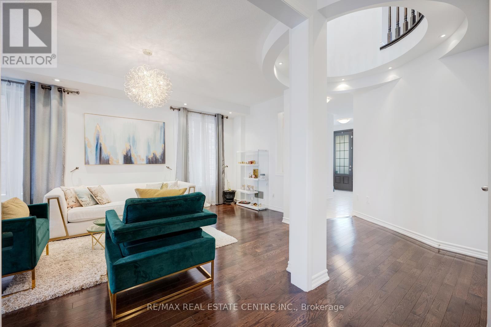 19 Mediterranean Crescent, Brampton (Bram West), Ontario  N9V 3X6 - Photo 8 - W12982008