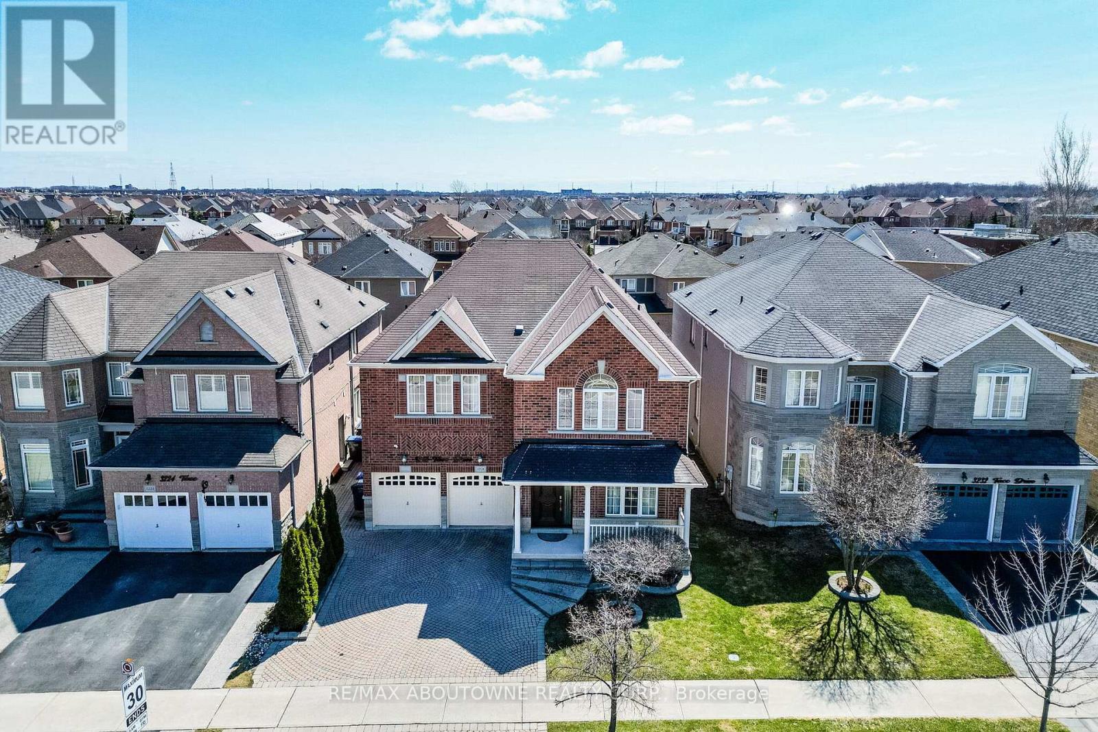 3228 Tacc Drive, Mississauga, Ontario  L6M 0H3 - Photo 4 - W12982016