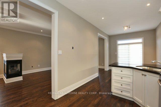 2430 Whistling Springs Crescent, Oakville, Ontario L6M 0C4 - Photo 10 - W12982034