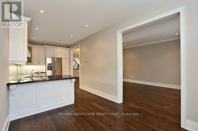 2430 Whistling Springs Crescent, Oakville, Ontario L6M 0C4 - Photo 11 - W12982034