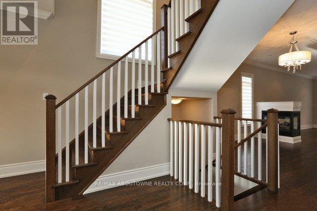 2430 Whistling Springs Crescent, Oakville, Ontario L6M 0C4 - Photo 13 - W12982034