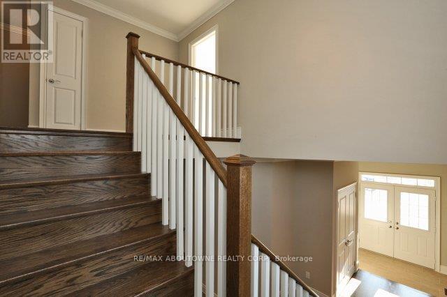 2430 Whistling Springs Crescent, Oakville, Ontario L6M 0C4 - Photo 14 - W12982034