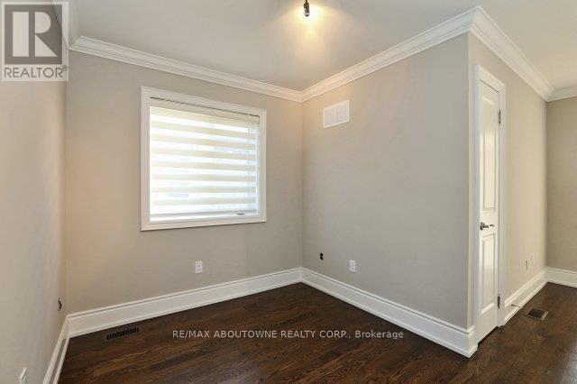 2430 Whistling Springs Crescent, Oakville, Ontario L6M 0C4 - Photo 15 - W12982034