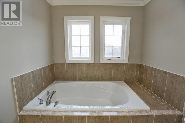 2430 Whistling Springs Crescent, Oakville, Ontario L6M 0C4 - Photo 19 - W12982034