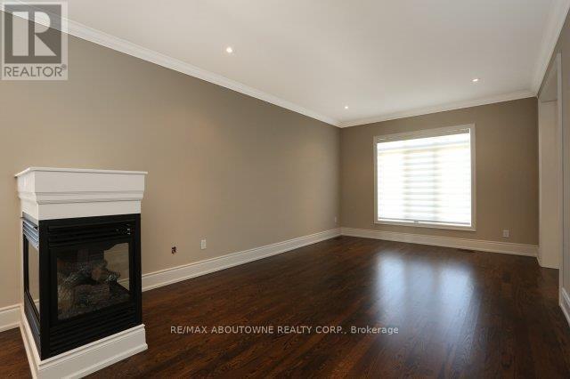 2430 Whistling Springs Crescent, Oakville, Ontario L6M 0C4 - Photo 6 - W12982034