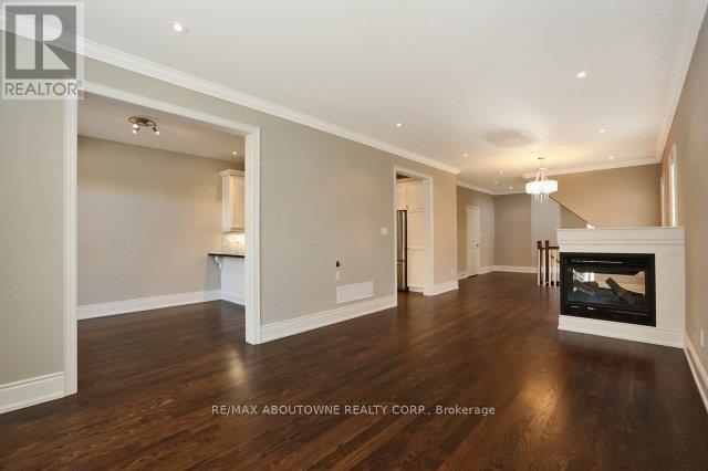 2430 Whistling Springs Crescent, Oakville, Ontario L6M 0C4 - Photo 7 - W12982034