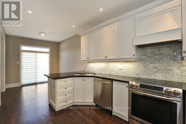 2430 Whistling Springs Crescent, Oakville, Ontario L6M 0C4 - Photo 8 - W12982034