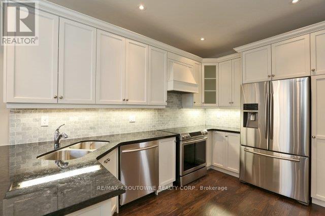 2430 Whistling Springs Crescent, Oakville, Ontario L6M 0C4 - Photo 9 - W12982034