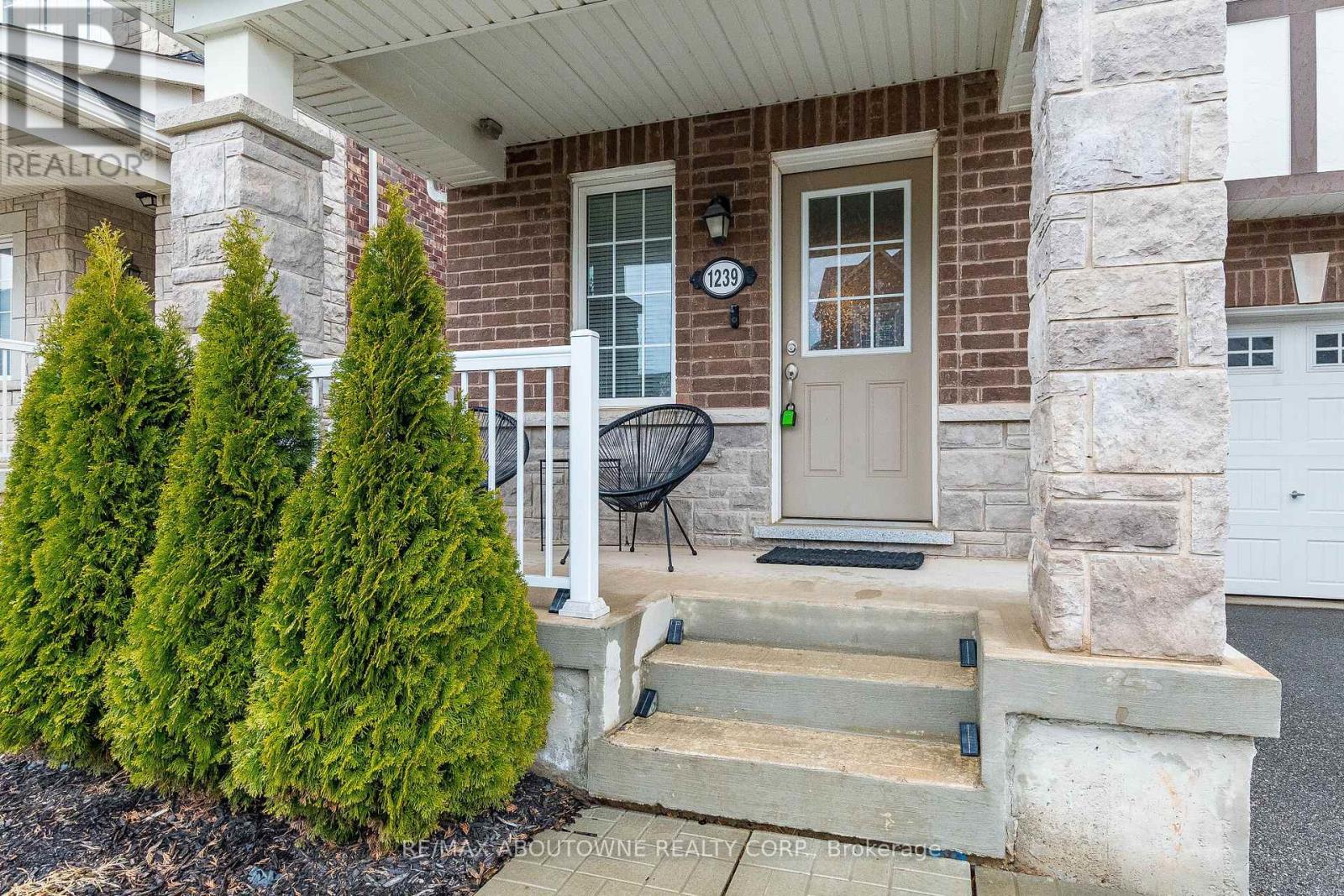 1239 Mulroney Heights, Milton, Ontario  L9E 1G1 - Photo 3 - W12982040