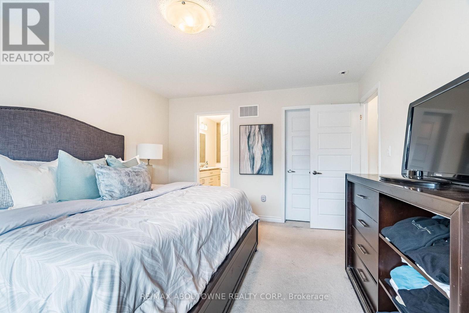 1239 Mulroney Heights, Milton, Ontario  L9E 1G1 - Photo 35 - W12982040