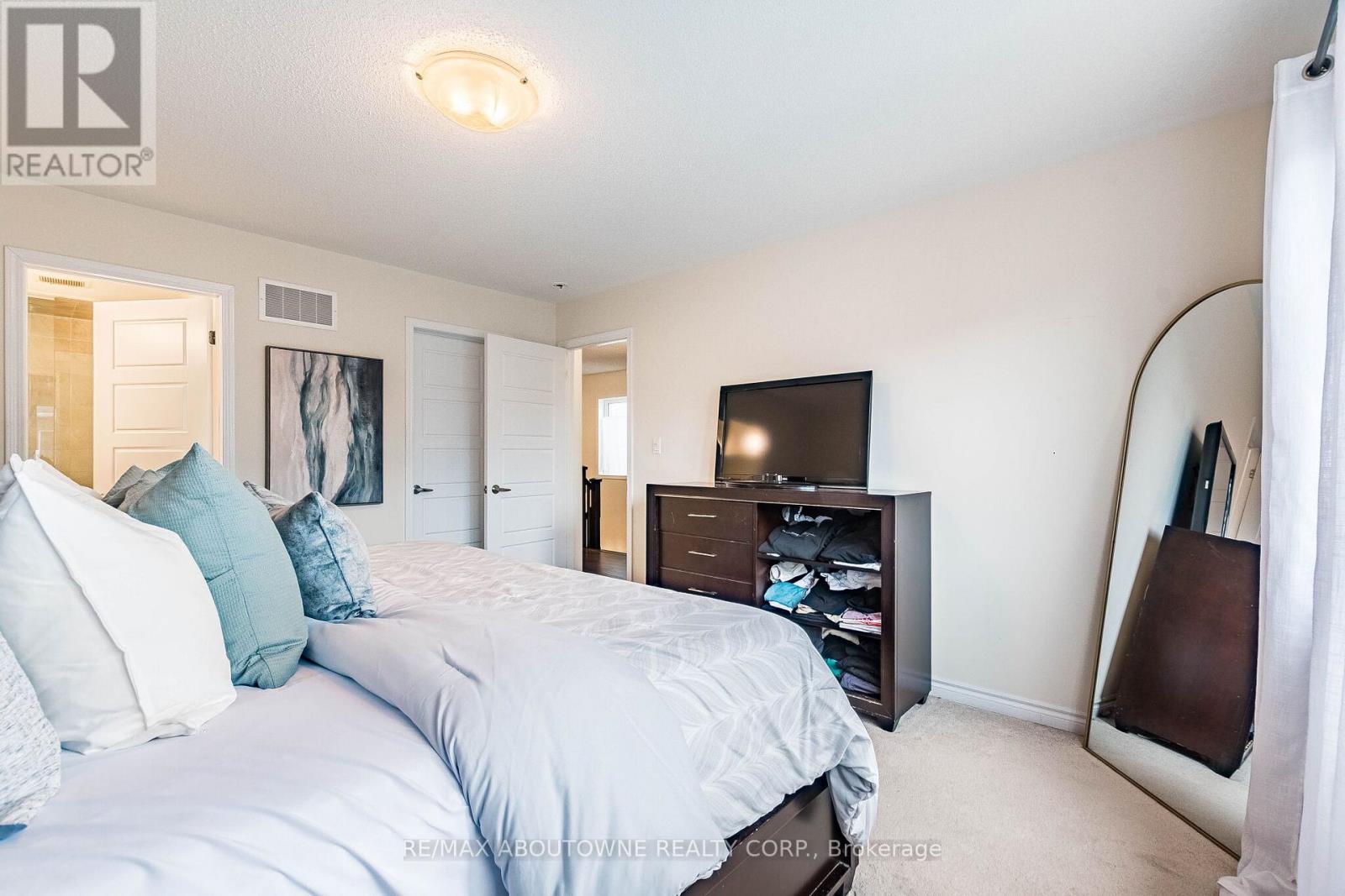 1239 Mulroney Heights, Milton, Ontario  L9E 1G1 - Photo 36 - W12982040