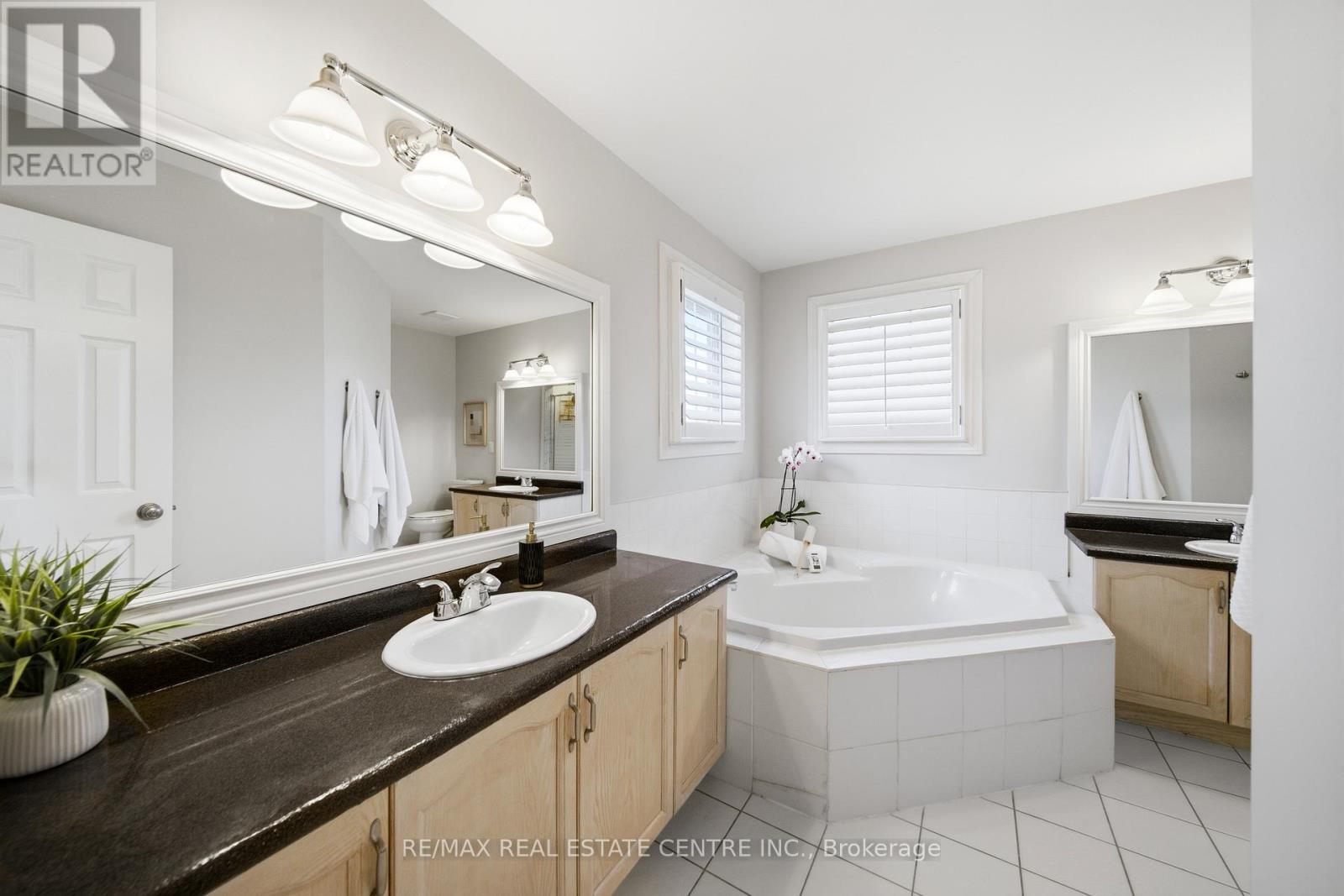 4157 Vermont Crescent, Burlington, Ontario  L7M 4A9 - Photo 31 - W12982042