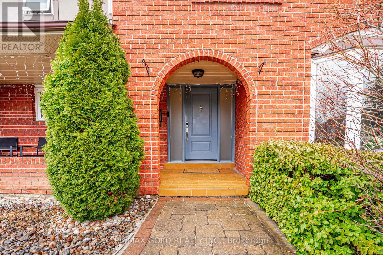 8 Oldham Crescent, Brampton, Ontario  L6Z 1W3 - Photo 3 - W12982078